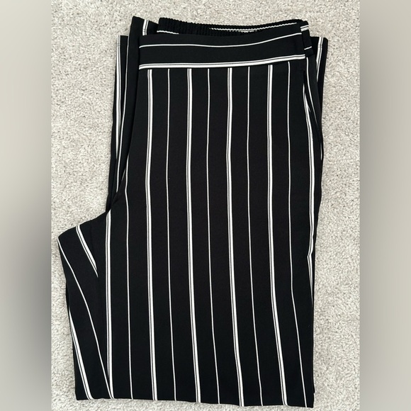 JONES STUDIO STRIPED WIDE LEG TROUSERS
BEAUTIFUL AND ELEGANT - Picture 6 of 6
